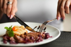 Как правильно резать мясо за столом?