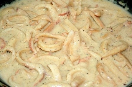 Нежный кальмар в сметанном соусе (рецепт с фото)