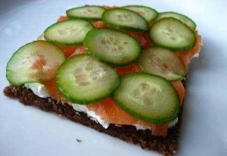 Бутербродный торт с копченым лососем и мягким сыром (рецепт с фото)